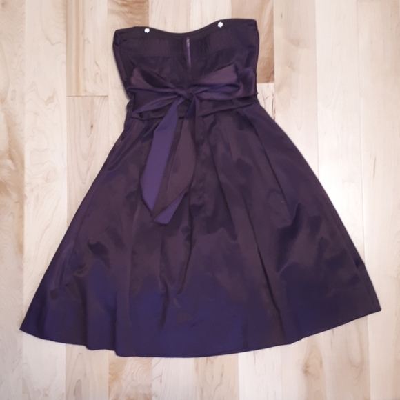 A dark purple strapless dress - Picture 2 of 3